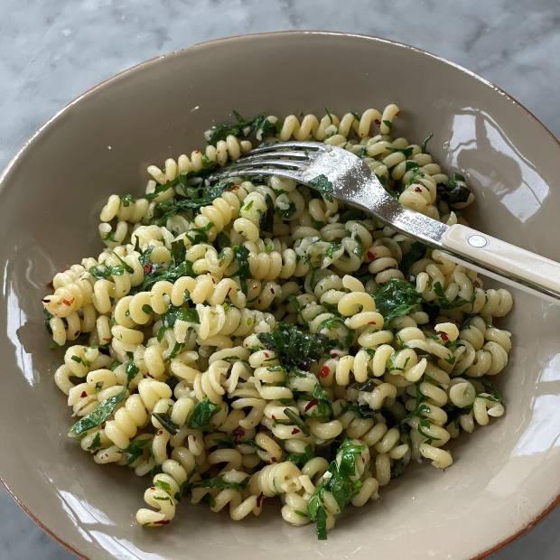 Recette des pâtes au piment, ail, persil et basilic de Julie Andrieu.