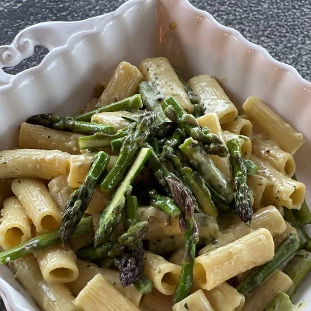 Rigatoni aux asperges vertes et beurre de sauge