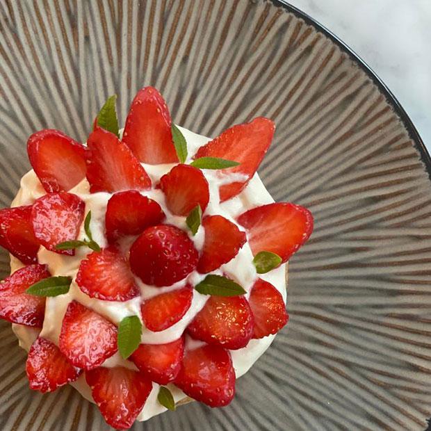 Sablés bretons fraises-basilic et compote de fraise-rhubarbe