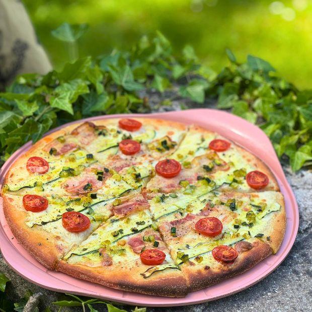 Pizza cancoillotte courgettes et lard fumé