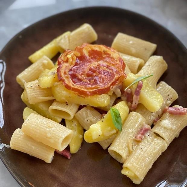 Rigatoni pancetta, pommes de terre et laurier