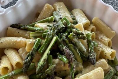 Rigatoni aux asperges vertes et beurre de sauge