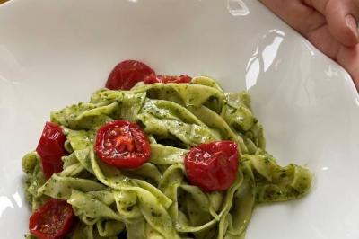 Tagliatelles au pesto et tomates cerises confites