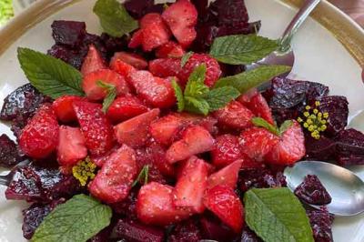 Salade fraises-betteraves à la moutarde en grains