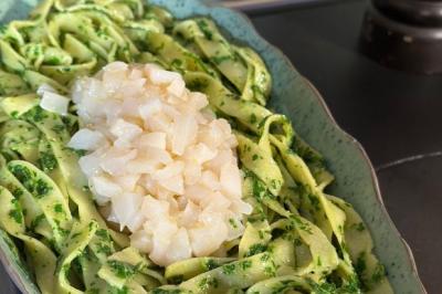 Tagliatelles pesto d'herbes, Saint-Jacques et prosecco