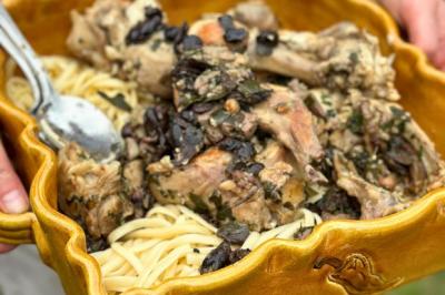 Lapin à l’ail et aux olives de Claude