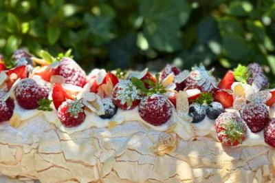 Pavlova roulée aux fruits rouges