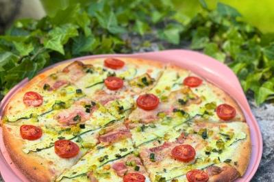 Pizza cancoillotte courgettes et lard fumé