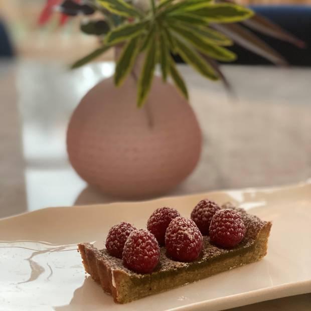 Tarte farine de lentilles, crème de pistaches et framboises