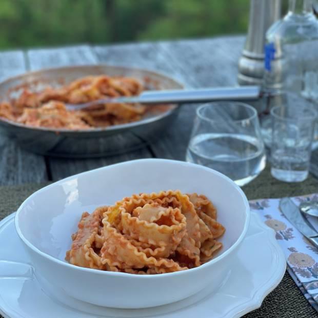 Mafalde tomate crémée, vodka et saucisse (ou pas)