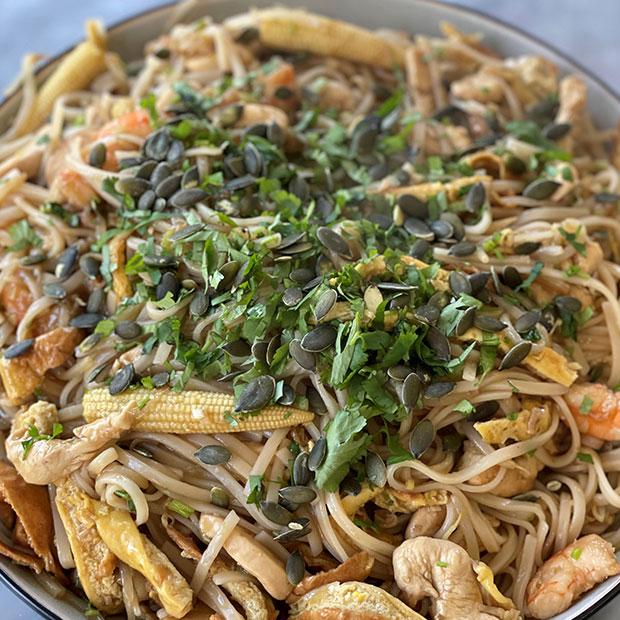 Pad thaï au poulet et aux crevettes Pad thaï au poulet et aux crevettes