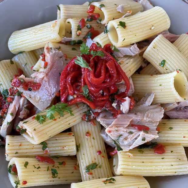 Rigatoni au thon frais mariné et piquillos