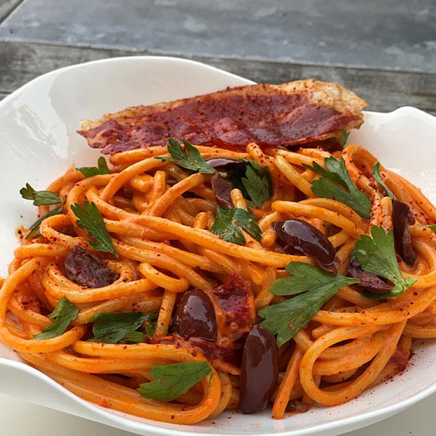 Spaghetti à la crème de piquillos et jambon basque croustillant