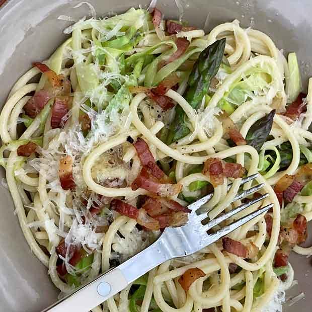 Spaghettis aux éclats d’asperges et lardons de guanciale