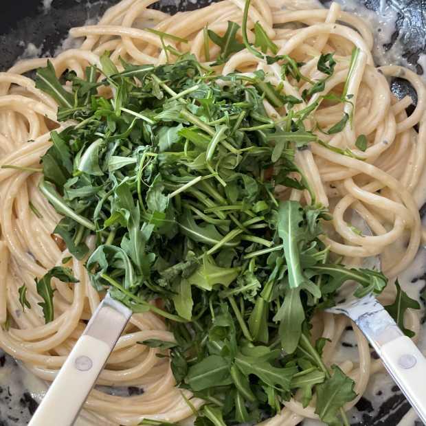 Spaghettis au bleu, roquette et poivre de Kâmpôt