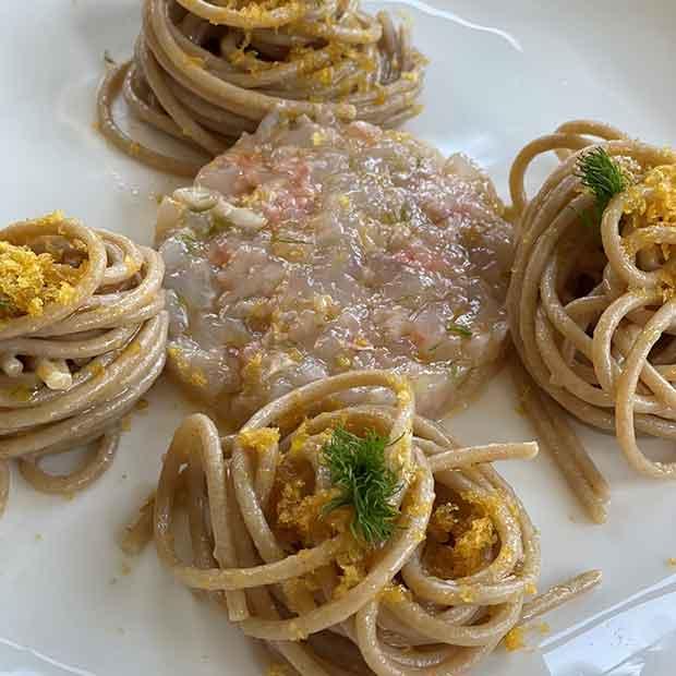 Spaghetti complets à la poutargue, fenouil et tartare de langoustines