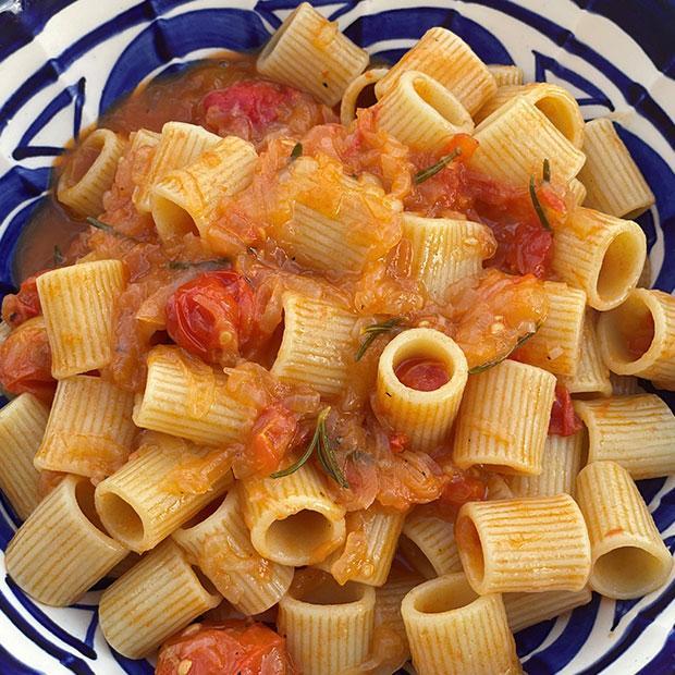 Mezze maniche aux oignons, tomates et romarin du jardin