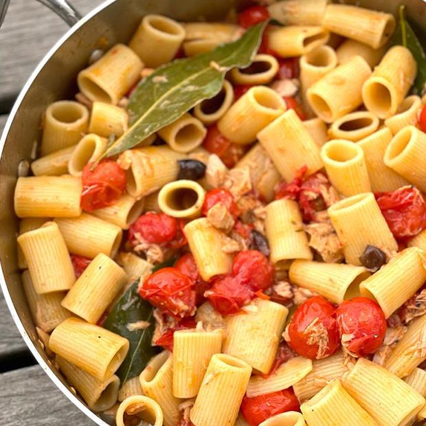 Mezze maniche aux tomates cerises, thon et laurier