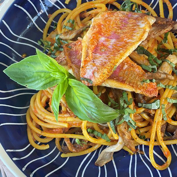 Spaghettis aux pleurotes et aux rougets