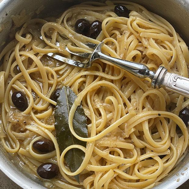 Spaghettis salsa pissaladière