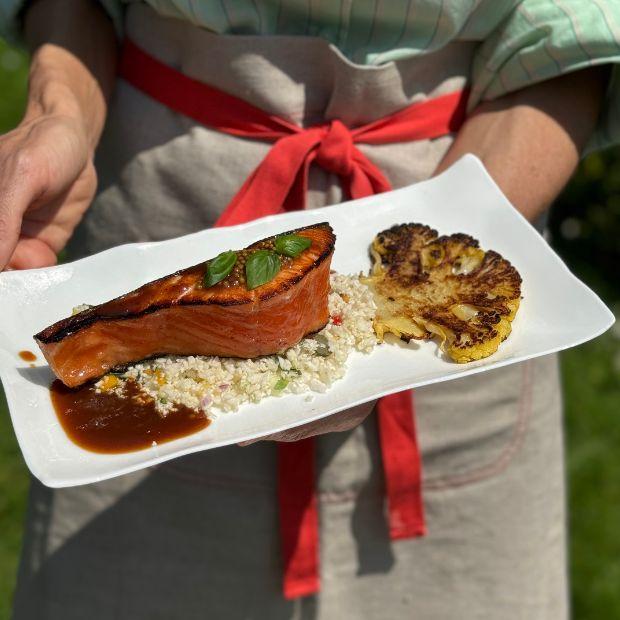 Saumon au miso à la plancha, “steaks” et taboulé de chou fleur