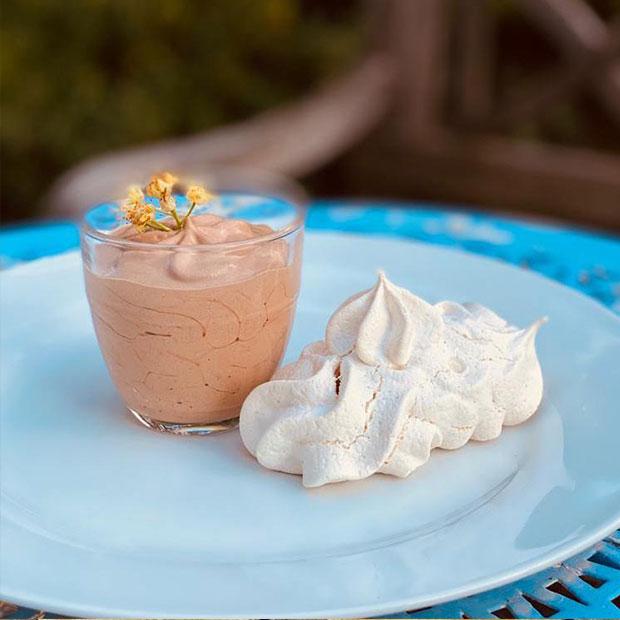 Mousse au chocolat et meringues à l’aquafaba de Mélina