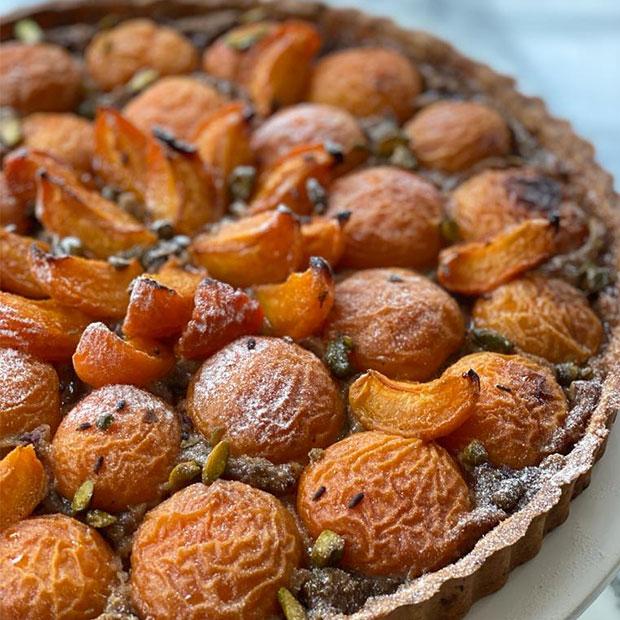 Tarte aux abricots, pistaches et fleur de lavande