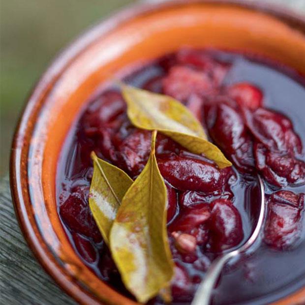 Prunes du jardin compotées aux feuilles de citronnier et à la cardamome