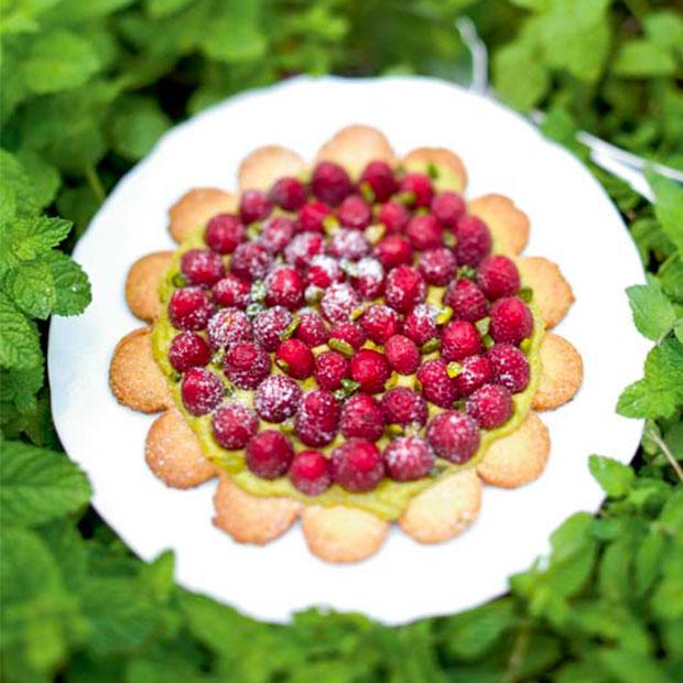 Tarte sablée aux framboises, pistache et fleur d’oranger