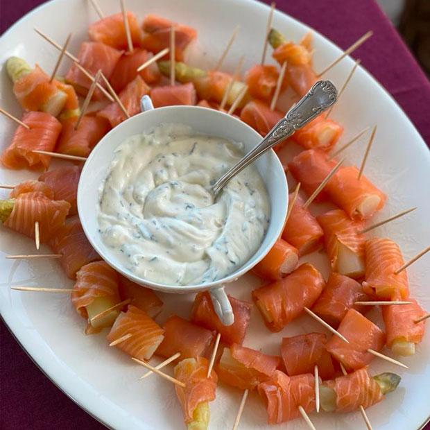 Bouchées d'asperges blanches au saumon fumé, crème aux herbes du jardin