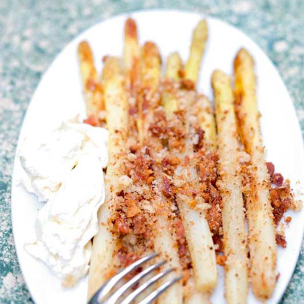 Asperges blanches en chapelure de lard et burrata