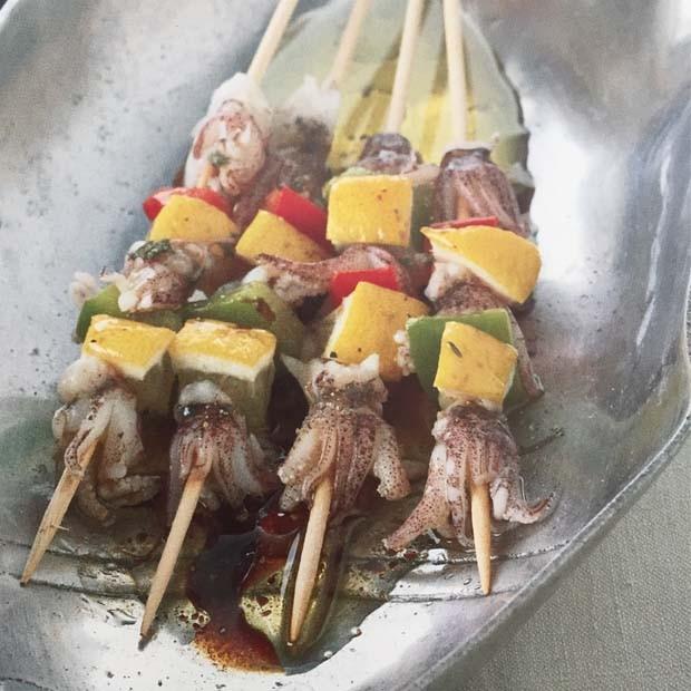 Brochettes de calmars marinés à l’aigre-doux