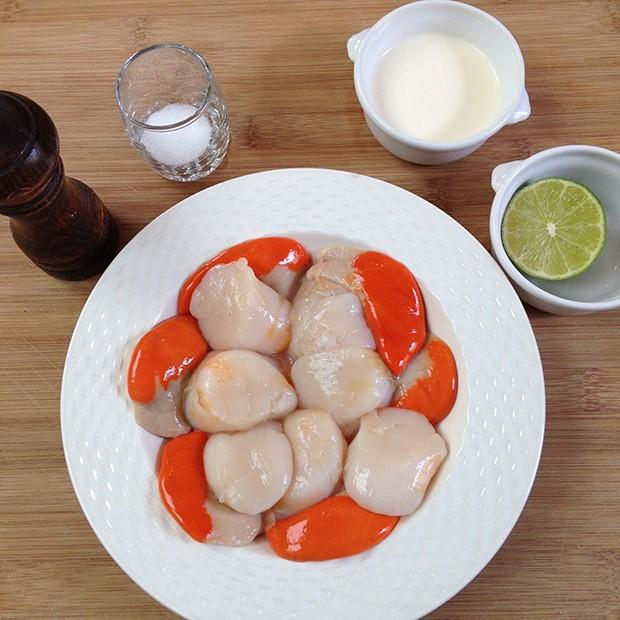 Carpaccio de Saint-Jacques à la crème de corail