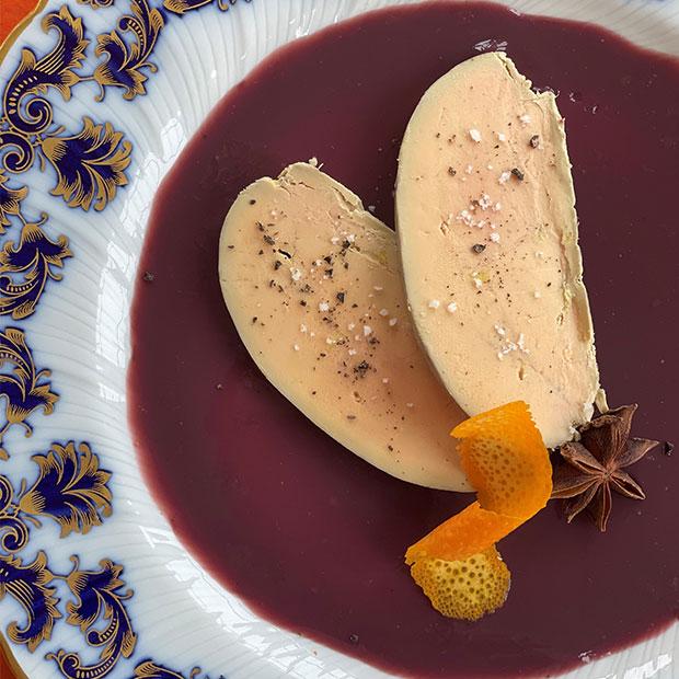 Foie gras poché en gelée de vin épicé