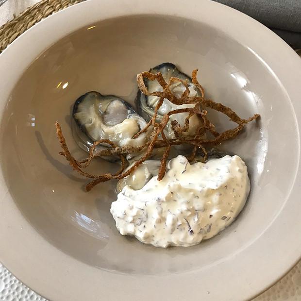 Huîtres pochées, velouté de sarrasin et crème aux algues et oignons de Nicolas Conraux