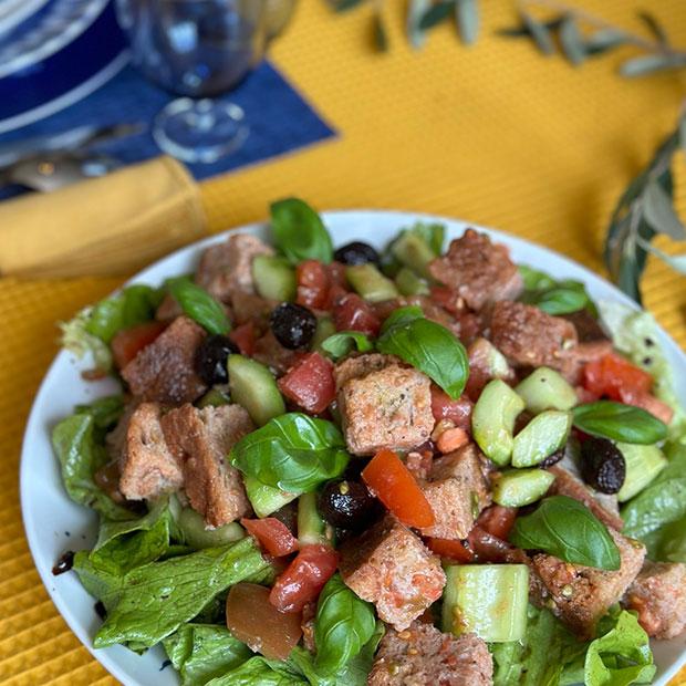 Panzanella ou salade de pain croustillant