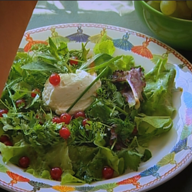 Salade d'herbes aux petits chèvres battus