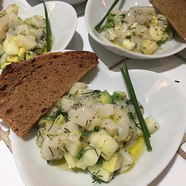 Tartare de Saint-Jacques au gingembre, poires et avocat de Julie