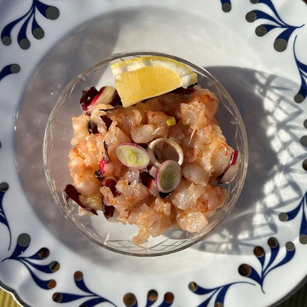 Tartare de crevettes et salade trévise