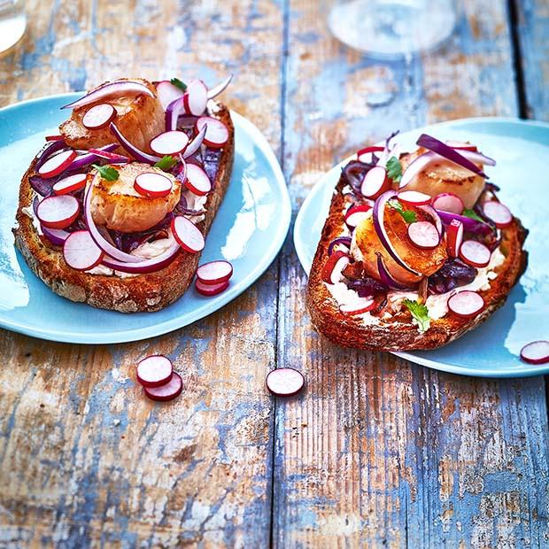 Tartines de Saint-Jacques aux radis et au fromage frais