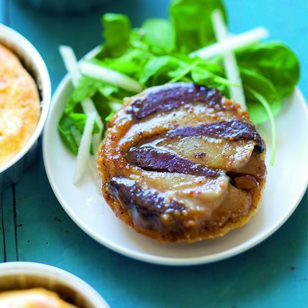 Tatin de boudin noir, poires et noisettes