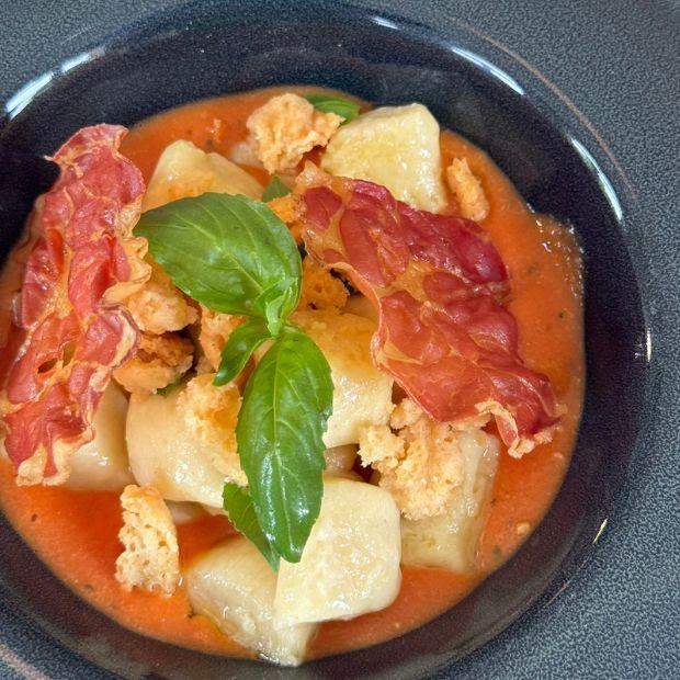 Gnocchi, crémeux de tomate et crumble au parmesan