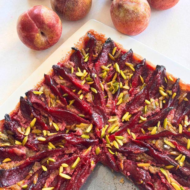 Tarte aux prunes Lovita et crème de pistaches