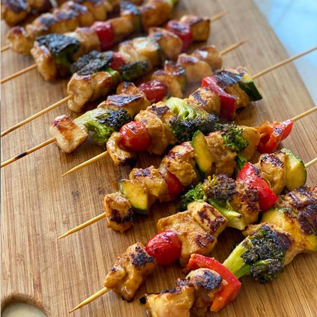 Brochettes de poulet satay et légumes grillés