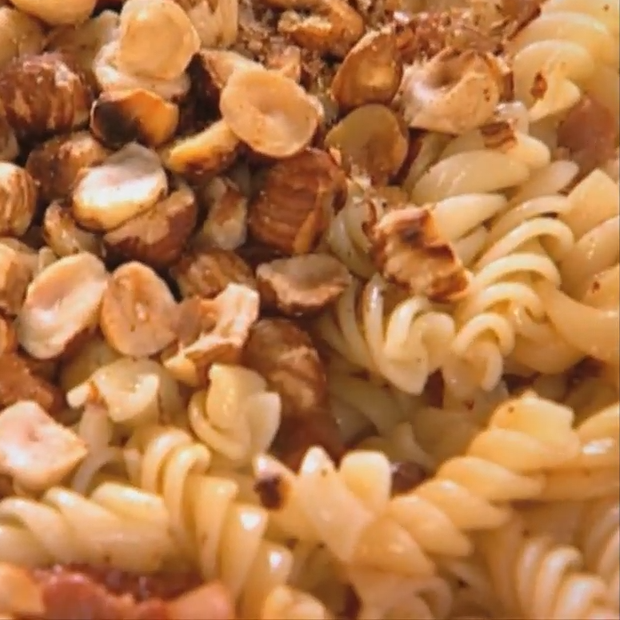 Fusilli aux lardons et noisettes grillées