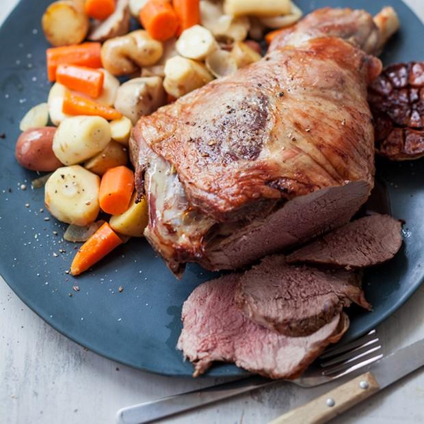 Gigot d'Agneau à la Broche et Légumes Oubliés au Cidre de Gérard