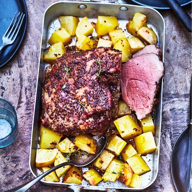 Gigot d’agneau laqué à la moutarde et au miel, pommes rôties