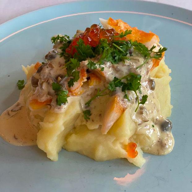 Haddock, pommes de terre écrasées et sauce aux câpres