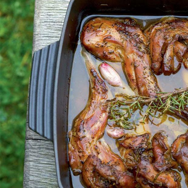 Épaules de lapin confites au vinaigre balsamique et au romarin, écrasée de pommes de terre