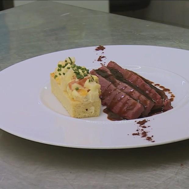 Le lièvre de Beauce frotté au cacao et cuit dans l’argile par Frédéric Robert (chef de la Grande Cascade)